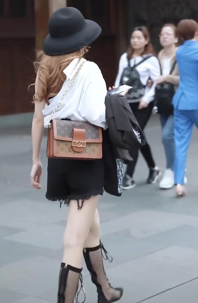 5月份白衬衫还能穿？小姐姐只“穿”1/2，解放一只手，巨潮！