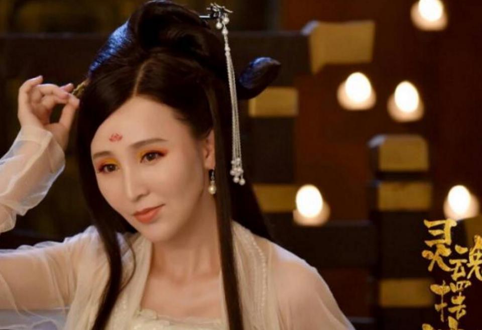 19岁出道仍不火，25岁“裸婚”嫁导演，今老公用一部戏捧她