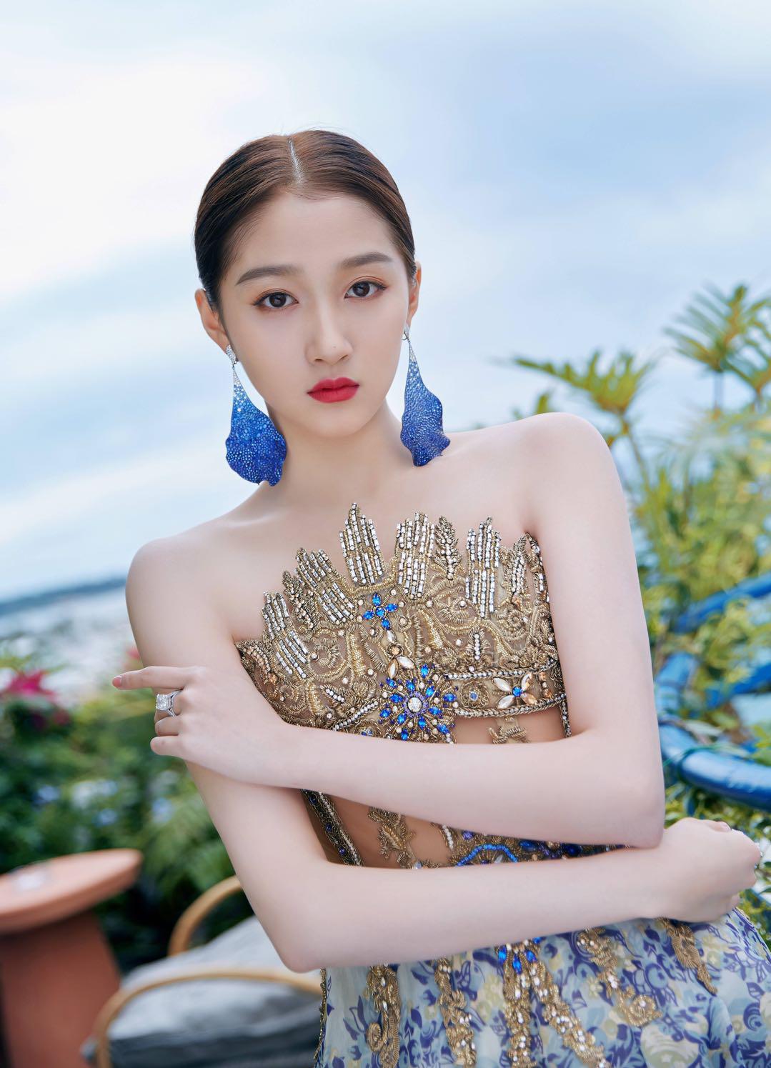 戛纳红毯，关晓彤被鸡蛋挑骨头，辛芷蕾油腻，巩俐和老公秀恩爱