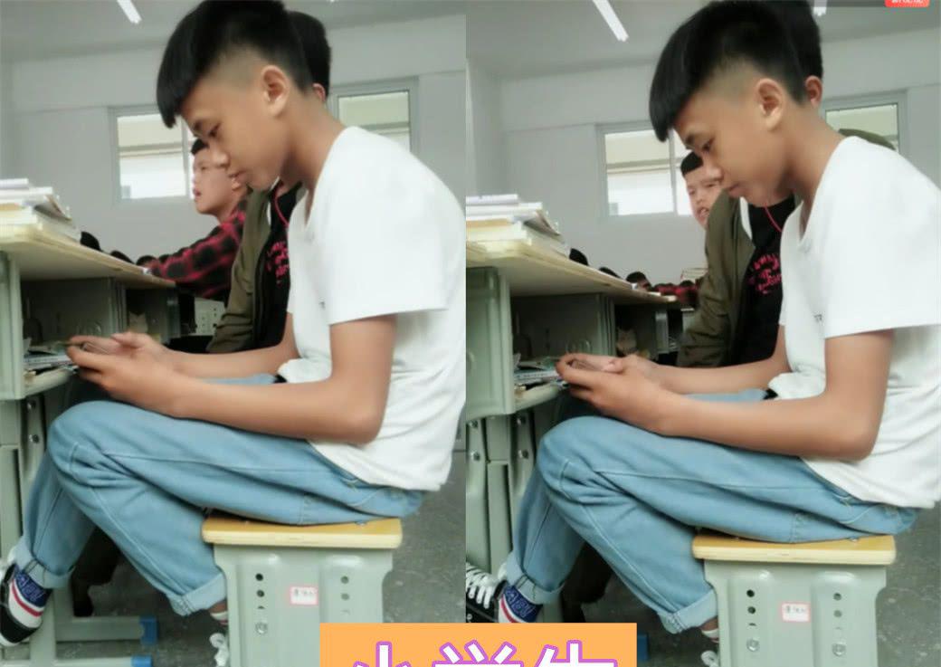 同是玩手机,小学生:我最隐蔽,初中生:这算啥,大学生:承让721地理初中全部答案图片