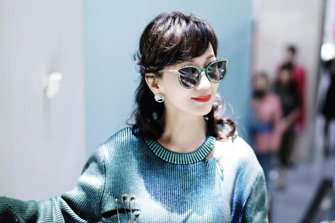 只戴墨镜算什么，赵雅芝用耳环配套更高级，65岁时髦感超过年轻人