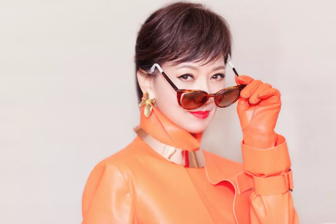 只戴墨镜算什么，赵雅芝用耳环配套更高级，65岁时髦感超过年轻人