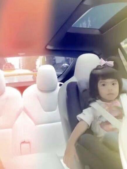 贾静雯女儿咘咘波妞近照，姐妹花乖巧露甜笑！