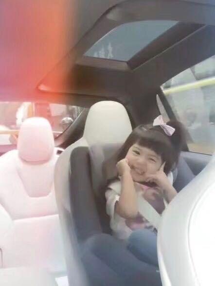 贾静雯女儿咘咘波妞近照，姐妹花乖巧露甜笑！