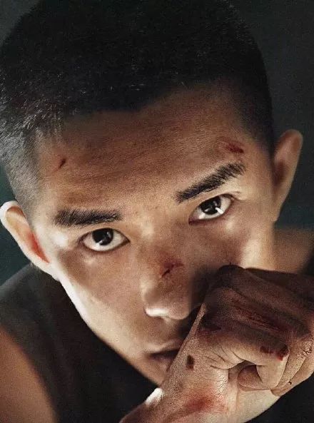 周冬雨寸头亮相、易烊千玺眼里有戏，《少年的你》满是惊喜！