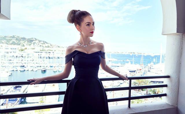 周杰伦牵着儿子跟在女儿身后跑！儿子光着脚好抢眼，女儿都这么高