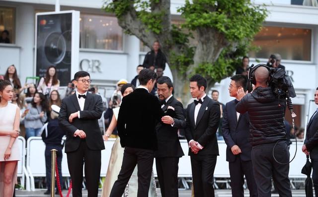 胡歌携《南方车站的聚会》亮相戛纳，上红毯前细心帮廖凡整理衣服