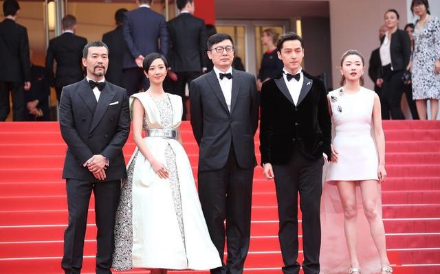 胡歌携《南方车站的聚会》亮相戛纳，上红毯前细心帮廖凡整理衣服