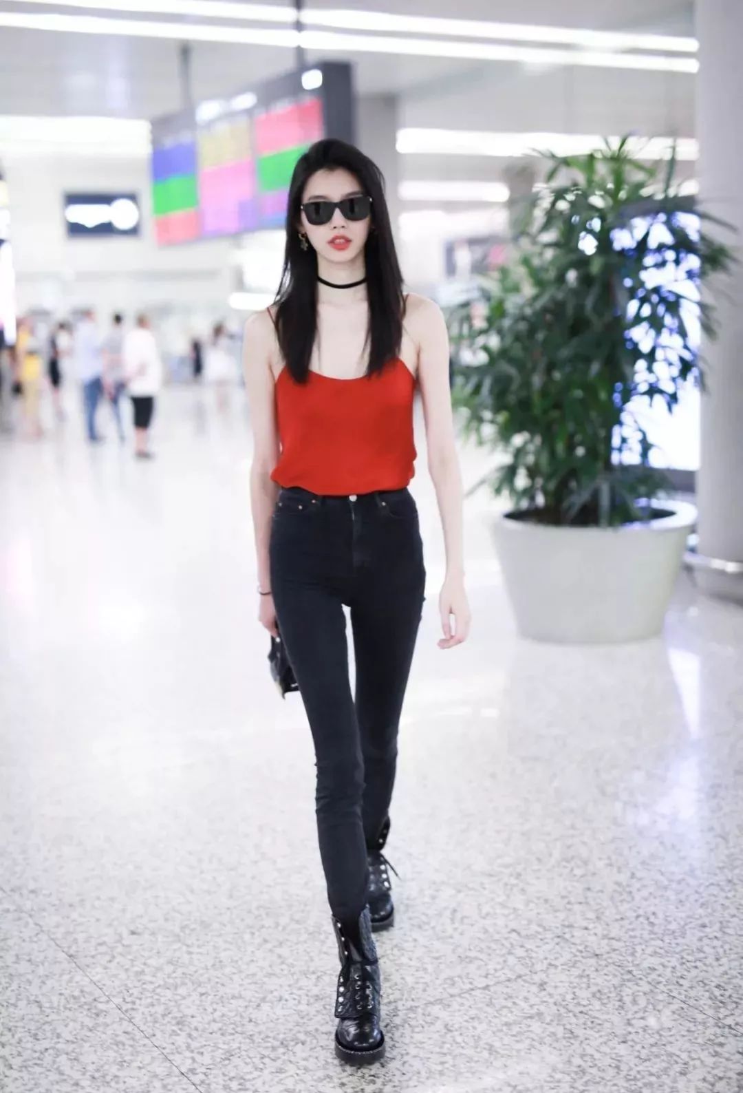 真正时髦的女孩,今年夏天离不开吊带装 真正时髦的女孩,今年夏天离不开吊带装