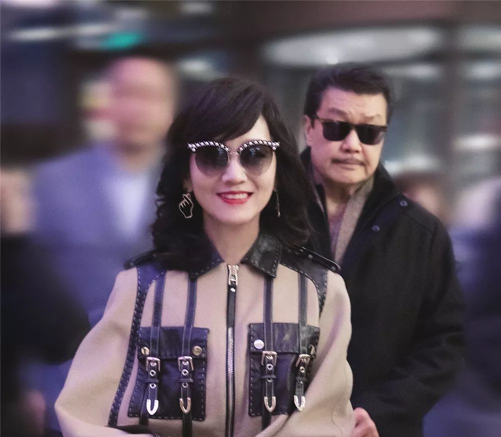 只戴墨镜算什么，赵雅芝用耳环配套更高级，65岁时髦感超过年轻人