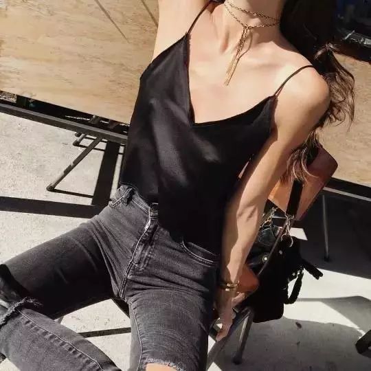 真正时髦的女孩,今年夏天离不开吊带装 真正时髦的女孩,今年夏天离不开吊带装