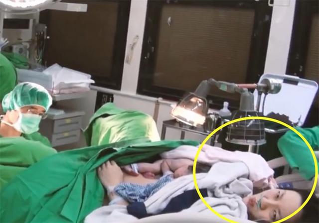 生娃时宝宝偏大,宝妈生娃时"撕裂"瞬间的表情,助产师心疼