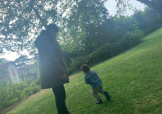 周杰伦牵着儿子跟在女儿身后跑！儿子光着脚好抢眼，女儿都这么高