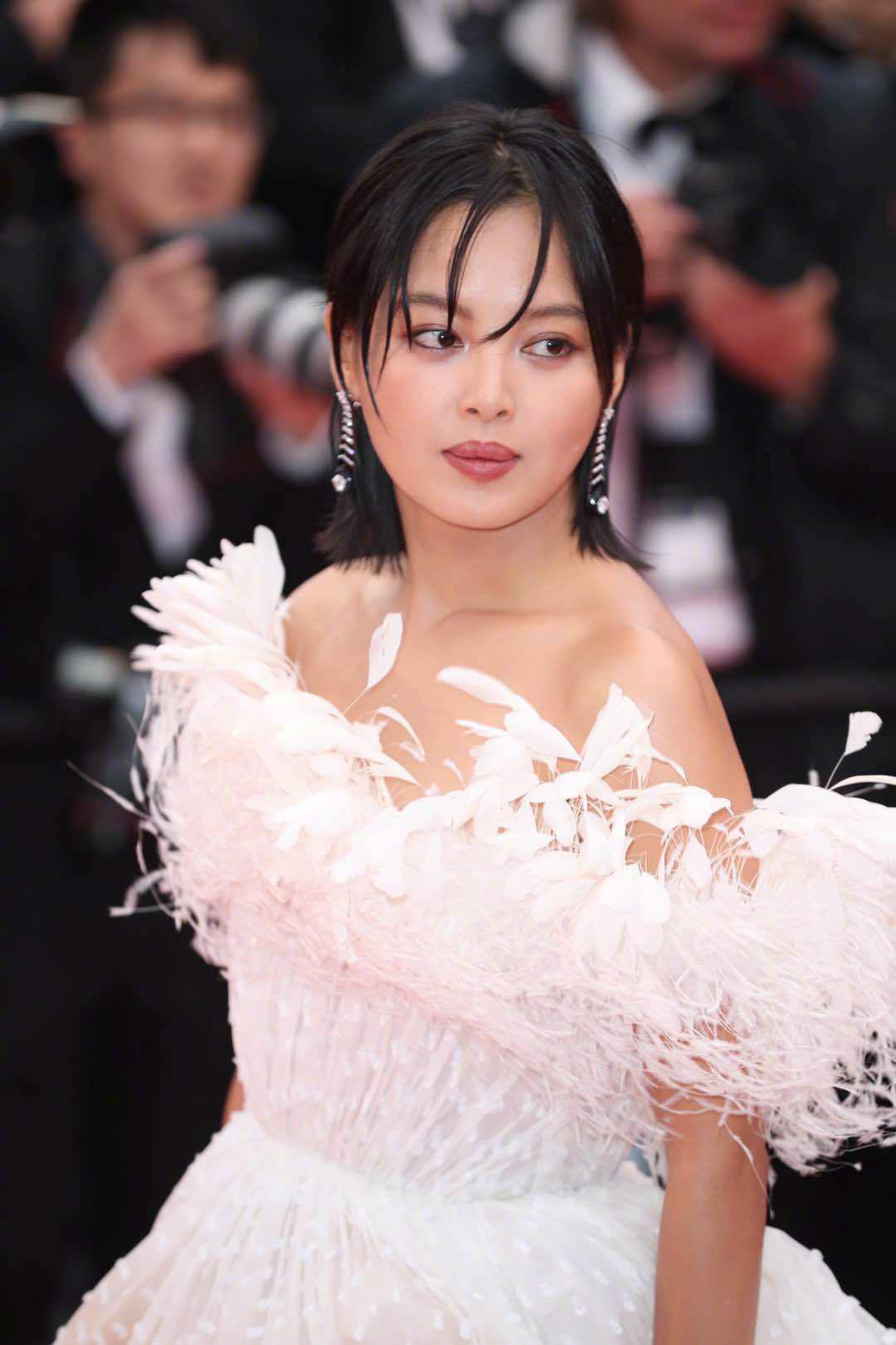 戛纳红毯，关晓彤被鸡蛋挑骨头，辛芷蕾油腻，巩俐和老公秀恩爱