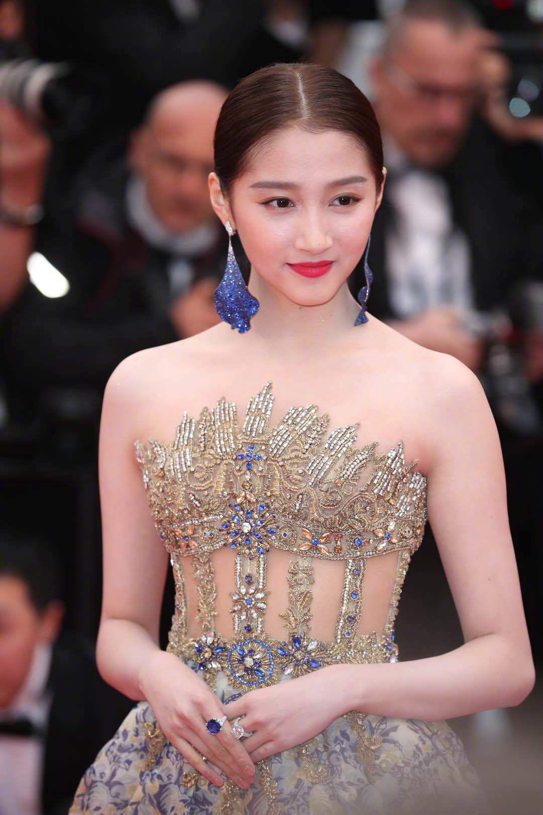 戛纳红毯，关晓彤被鸡蛋挑骨头，辛芷蕾油腻，巩俐和老公秀恩爱