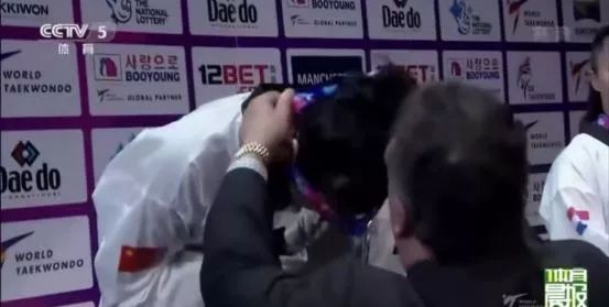 中国的金牌被“偷”了！90后女孩痛哭几乎晕倒，主教练怒斥：重大丑闻！