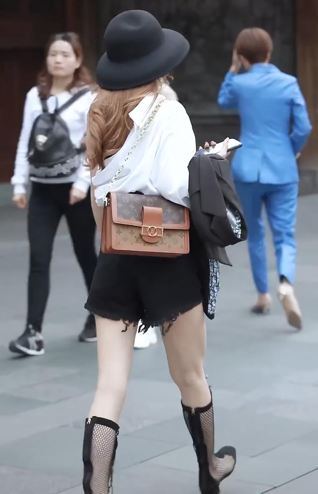 5月份白衬衫还能穿？小姐姐只“穿”1/2，解放一只手，巨潮！