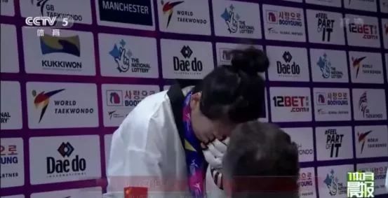 中国的金牌被“偷”了！90后女孩痛哭几乎晕倒，主教练怒斥：重大丑闻！