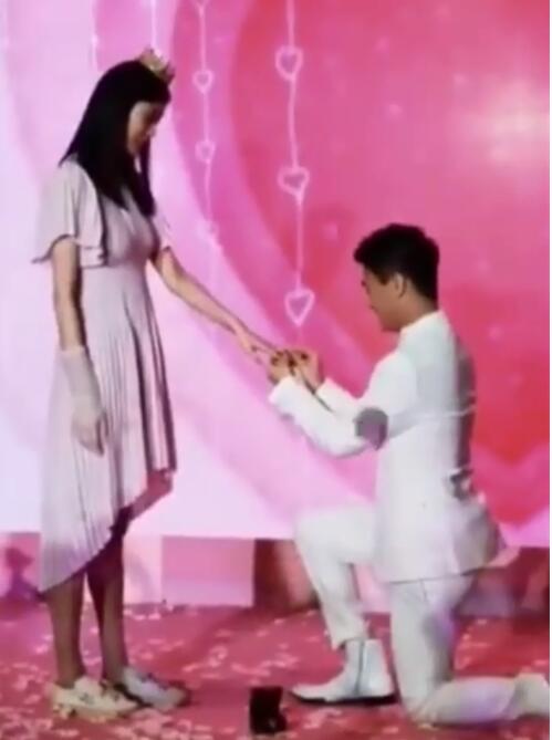 奚梦瑶一亮相戛纳，身材和衣品都回来了