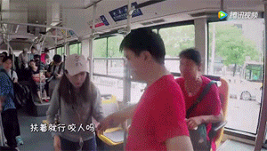 “你带狗上车,我就不开了”盲人带导盲犬坐公交竟遭拒载 “你带狗上车,我就不开了”盲人带导盲犬坐公交竟遭拒载