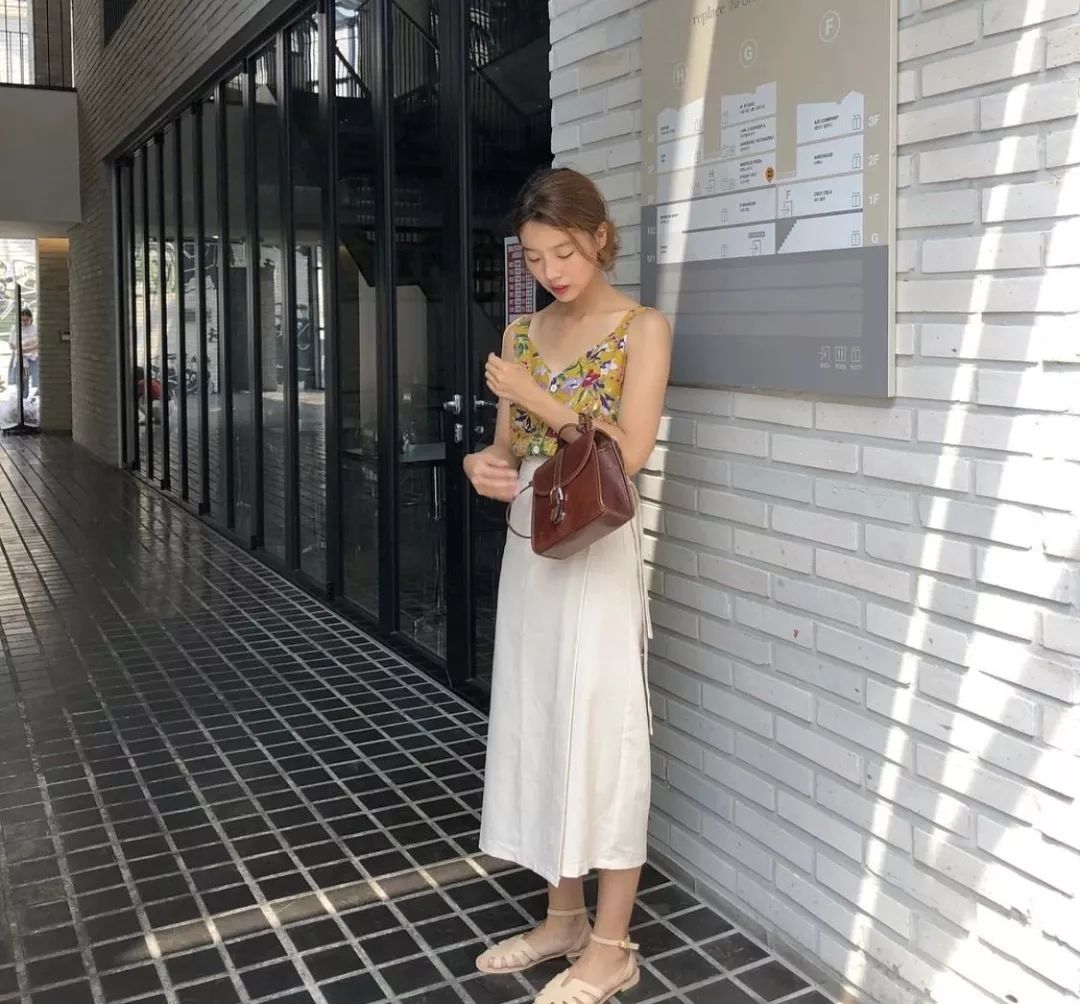 真正时髦的女孩,今年夏天离不开吊带装 真正时髦的女孩,今年夏天离不开吊带装