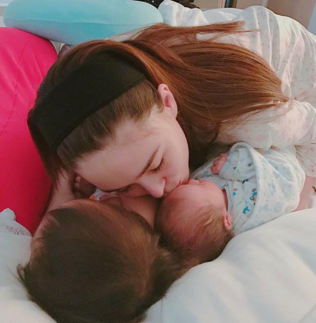 周杰伦牵着儿子跟在女儿身后跑！儿子光着脚好抢眼，女儿都这么高