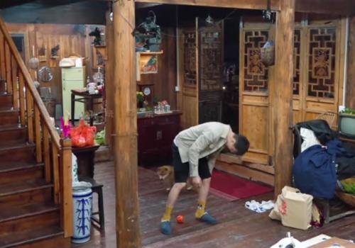 陈伟霆花式赖床，被他的腿惊到了，原来男星的腿可以细到这种程度