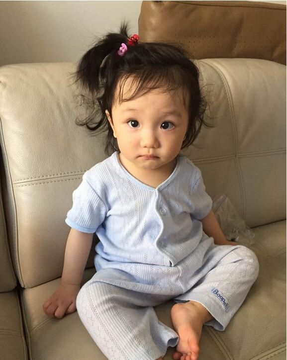 洪欣5岁女儿卷发大眼，完全get到了妈妈的美！