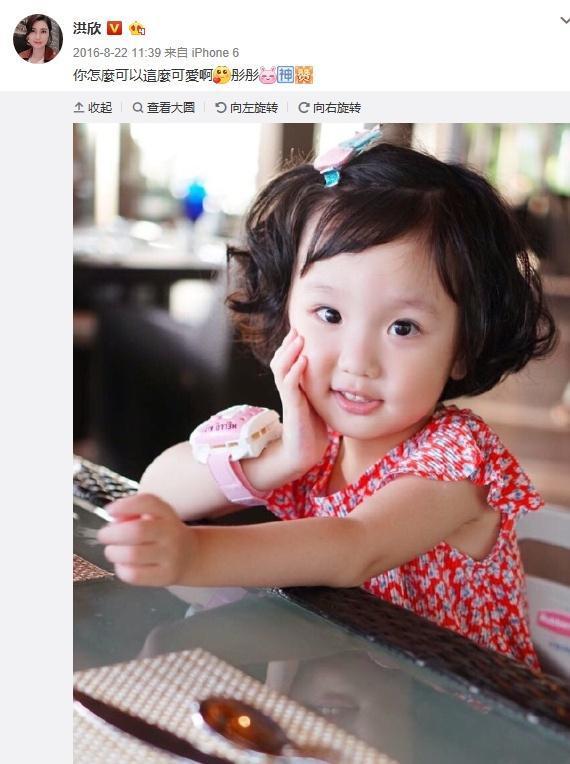 洪欣5岁女儿卷发大眼，完全get到了妈妈的美！