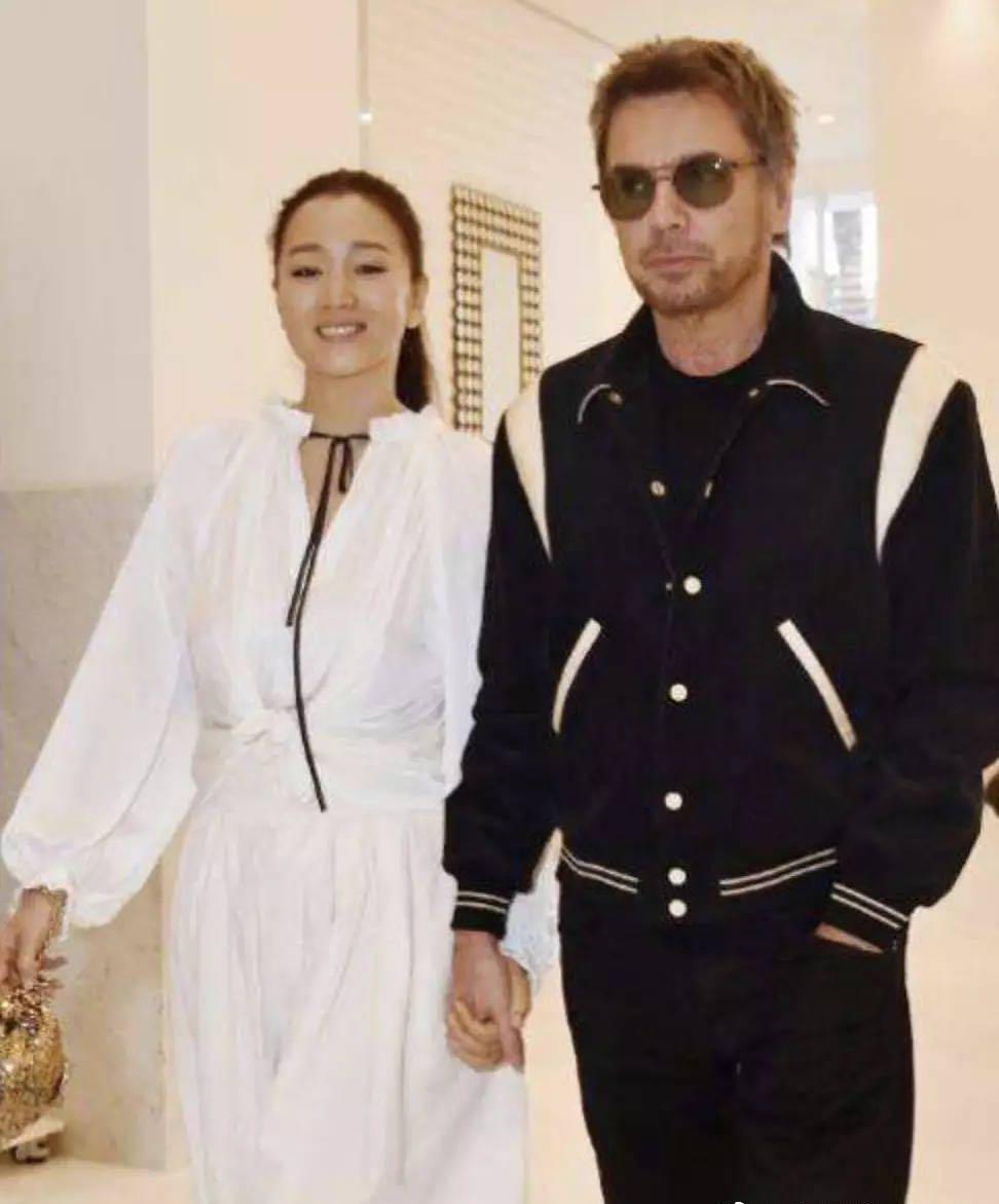 戛纳红毯，关晓彤被鸡蛋挑骨头，辛芷蕾油腻，巩俐和老公秀恩爱