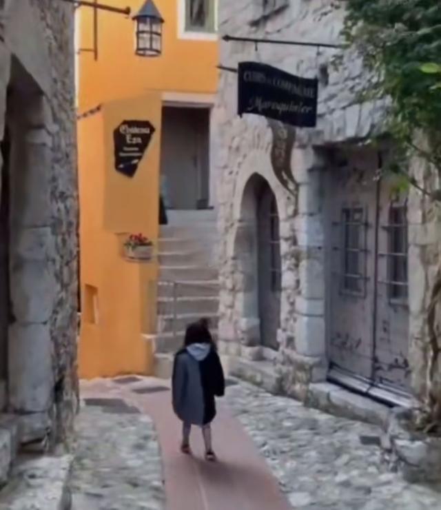 周杰伦牵着儿子跟在女儿身后跑！儿子光着脚好抢眼，女儿都这么高