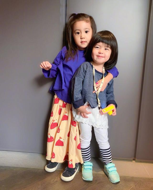 贾静雯女儿咘咘波妞近照，姐妹花乖巧露甜笑！