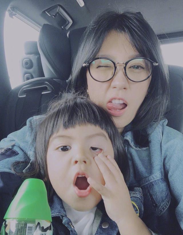 贾静雯女儿咘咘波妞近照，姐妹花乖巧露甜笑！