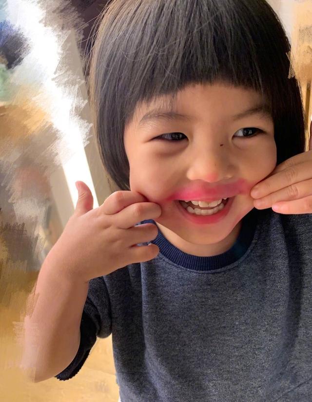 贾静雯女儿咘咘波妞近照，姐妹花乖巧露甜笑！