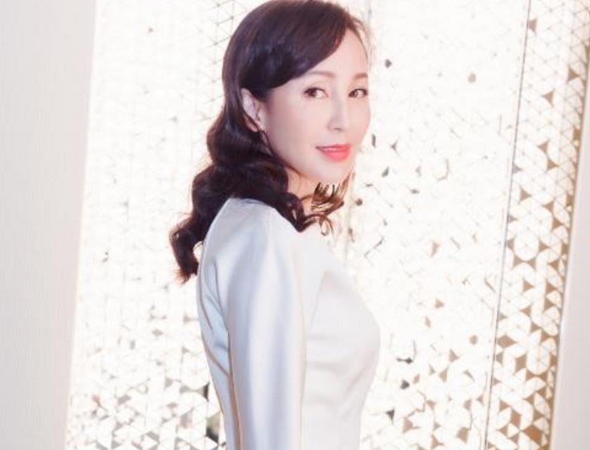 19岁出道仍不火，25岁“裸婚”嫁导演，今老公用一部戏捧她