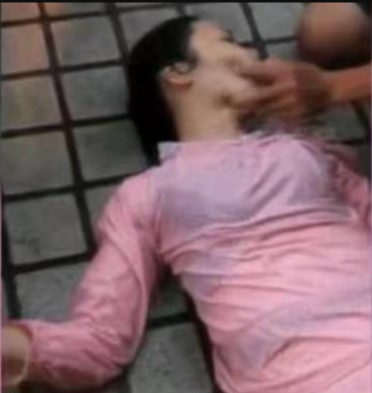 女子溺水被大爷救起,女子说了一番话,被大爷踢入河中