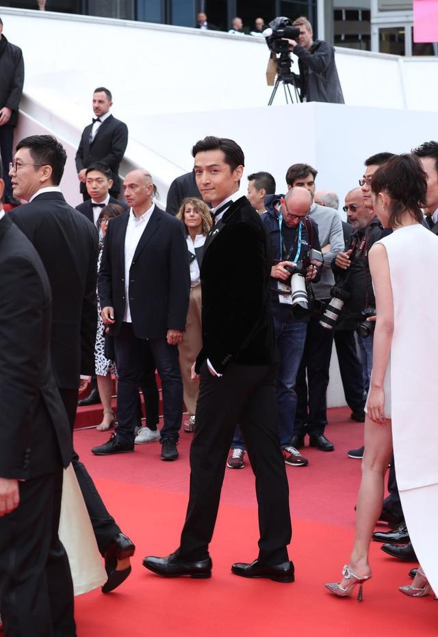 胡歌携《南方车站的聚会》亮相戛纳，上红毯前细心帮廖凡整理衣服