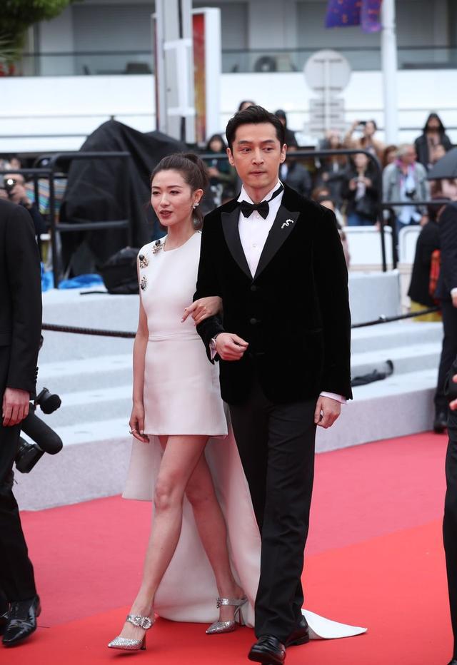 胡歌携《南方车站的聚会》亮相戛纳，上红毯前细心帮廖凡整理衣服