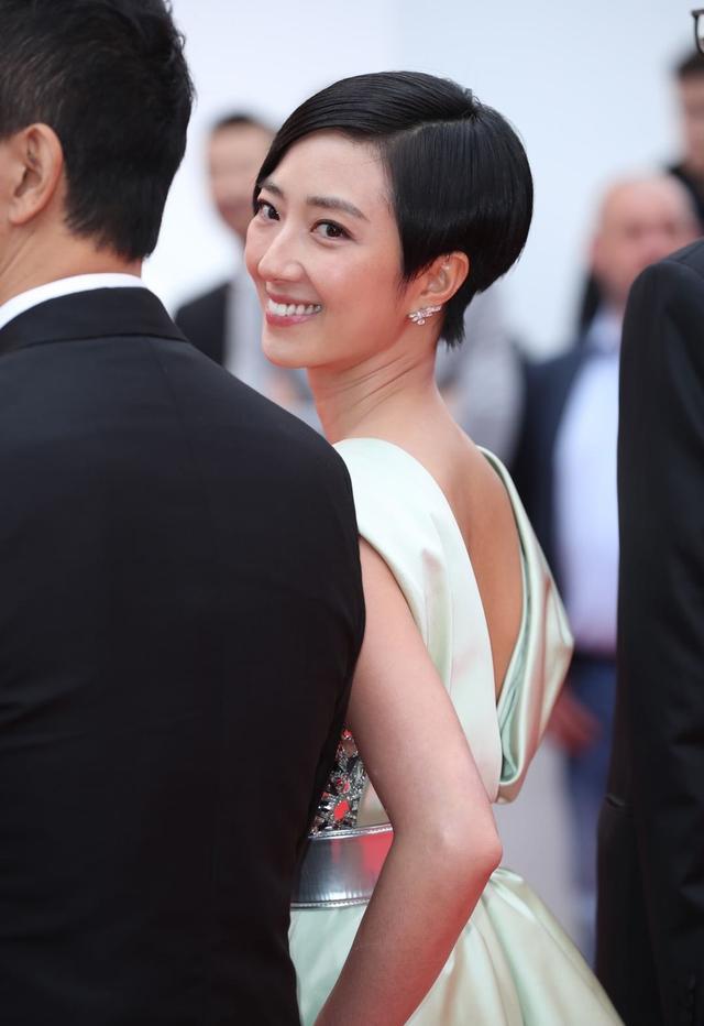 胡歌携《南方车站的聚会》亮相戛纳，上红毯前细心帮廖凡整理衣服