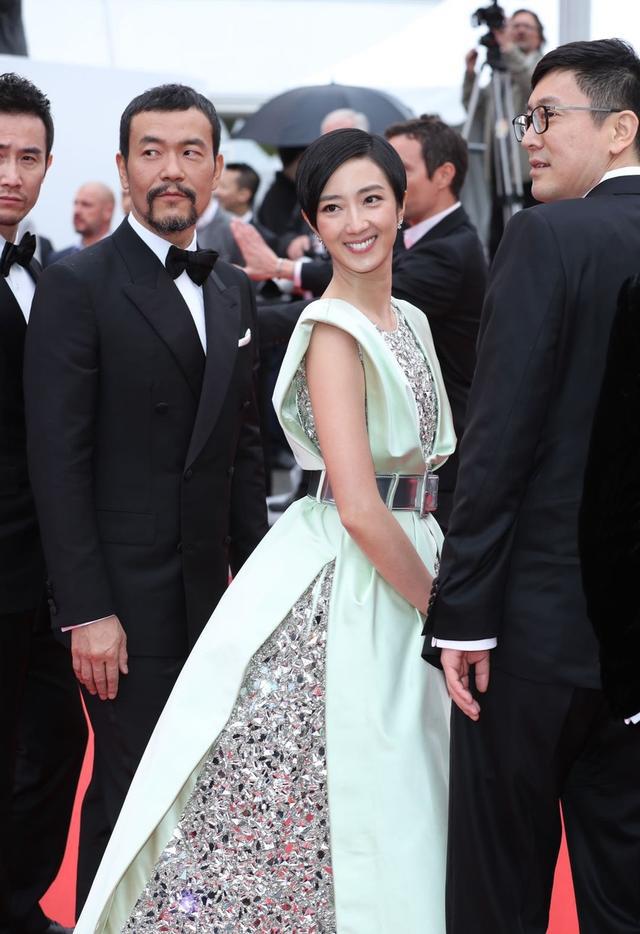 胡歌携《南方车站的聚会》亮相戛纳，上红毯前细心帮廖凡整理衣服