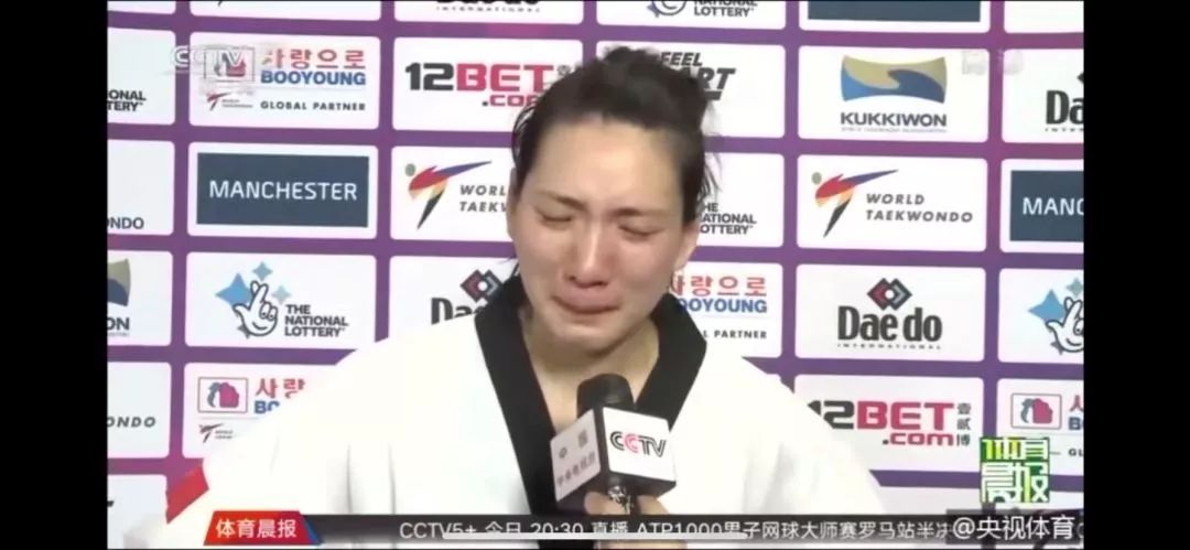 中国的金牌被“偷”了！90后女孩痛哭几乎晕倒，主教练怒斥：重大丑闻！