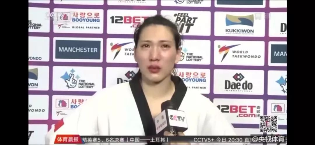 中国的金牌被“偷”了！90后女孩痛哭几乎晕倒，主教练怒斥：重大丑闻！