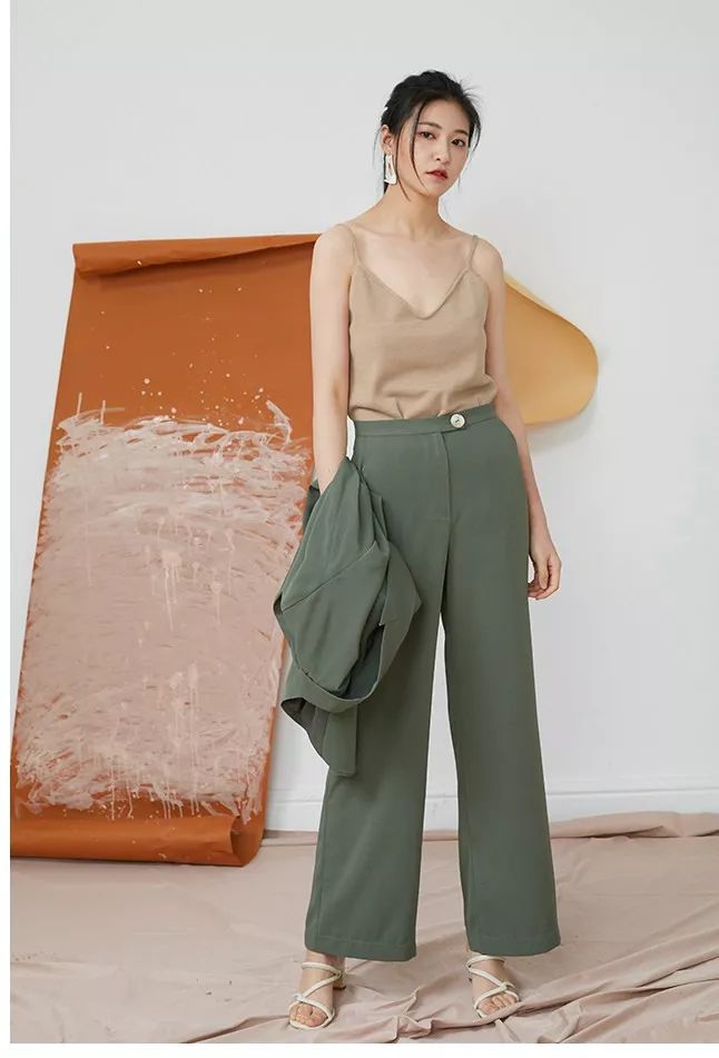 真正时髦的女孩,今年夏天离不开吊带装 真正时髦的女孩,今年夏天离不开吊带装