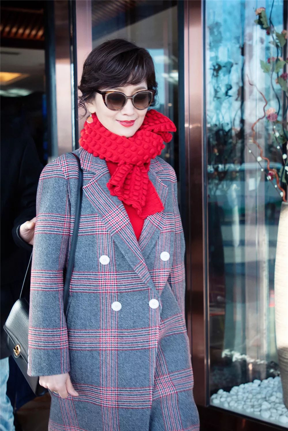 只戴墨镜算什么，赵雅芝用耳环配套更高级，65岁时髦感超过年轻人