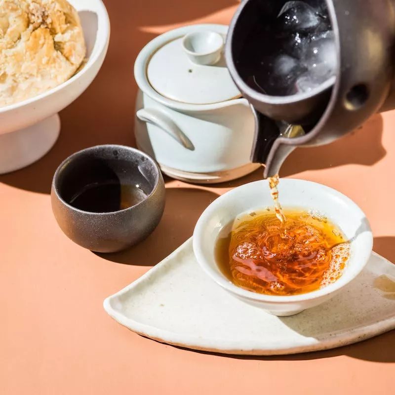 连这口都不喝，是不是不给哥面子！