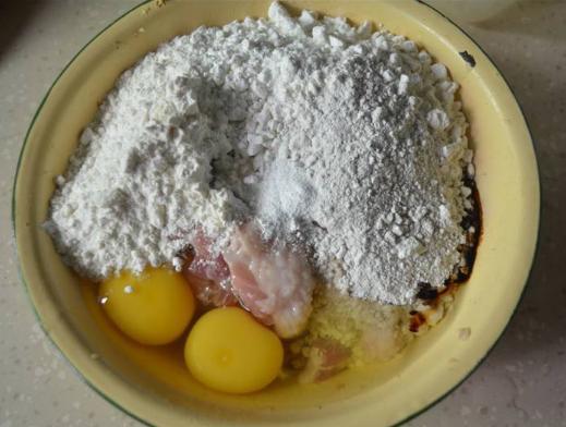 炸酥肉时，别急着加水和面！先做这一步，焦香酥脆不回软