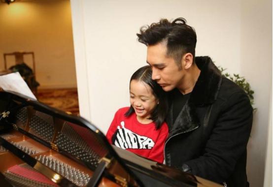 张伦硕妈妈不经意的话,才知张伦硕对钟丽缇的几个孩子总发火! 张伦硕妈妈不经意的话,才知张伦硕对钟丽缇的几个孩子总发火!