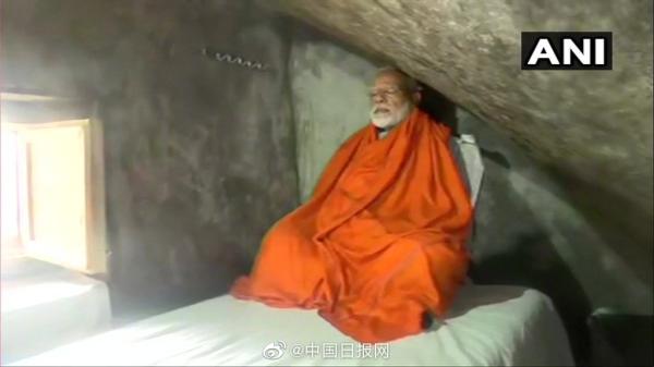 莫迪洞穴打坐 微博@中国日报网 图