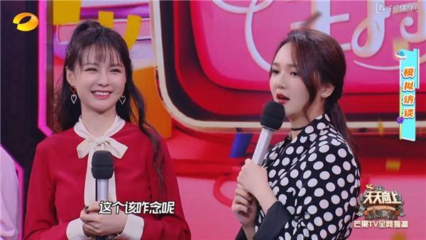 疑似和靳梦佳恋情曝光后，汪苏泷亮相机场，主动送粉丝签名心情好