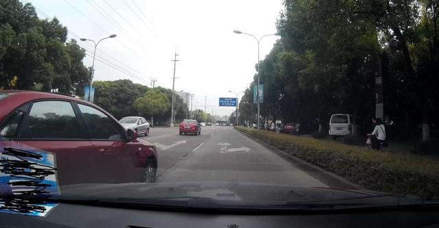 这种变道行为已经有城市进行整治!一经发现扣分罚款!